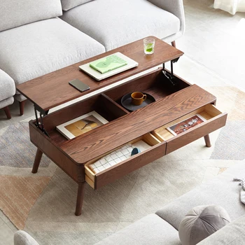 Модерен дизайнер на мебели за хол препоръчва дървена маса за кафе Изображение