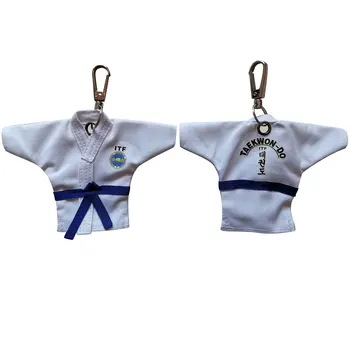 5 цвята Продажба ITF таекуондо униформа кимоно карикатура ключодържател консумативи висулка таекуондо спортни подаръци спомен ключ бутон ключ пръстен Изображение