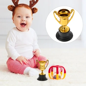 Детски награден трофей Пластмасова награда Купа за деца Награди за деца Малка купа с база Златен трофей за реплика на освободителите Изображение